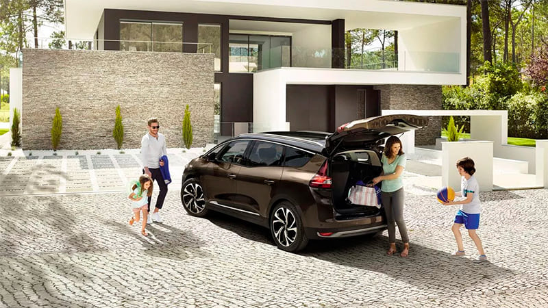 Véhicule Renault Grand Scenic modèle grandes familles disponible dans le garage DV Automobiles en Vendée