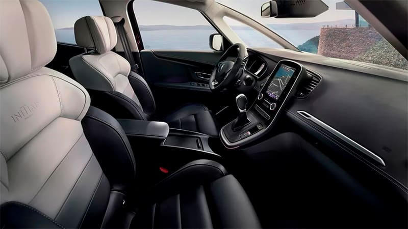 Véhicule Renault Grand Scenic avec intérieur confortable et ergonomique disponible dans le garage DV Automobiles en Vendée