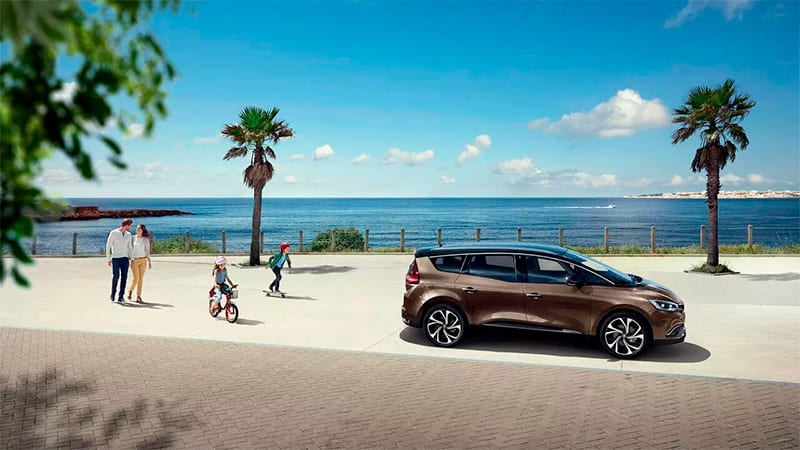 Véhicule Renault Grand Scenic disponible dans le garage DV Automobiles en Vendée et Loire-Atlantique