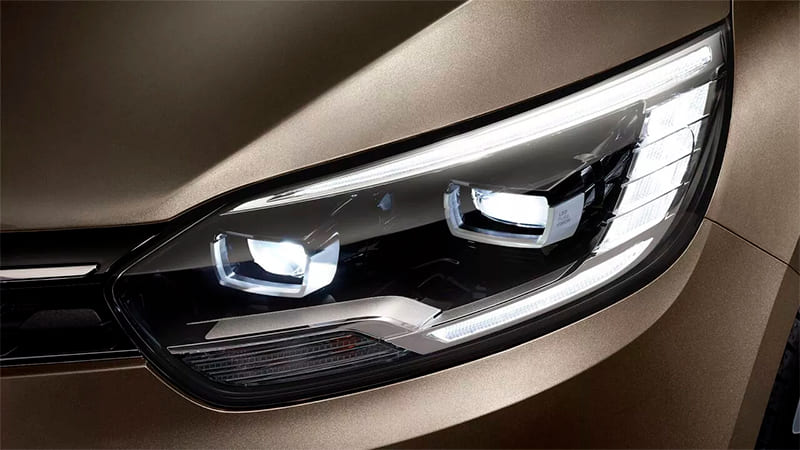 Véhicule Renault Grand Scenic disponible dans le garage DV Automobiles en Vendée