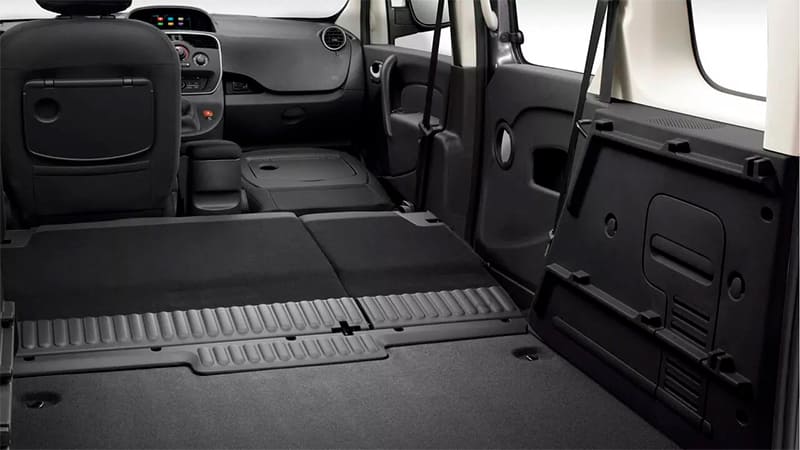 Véhicule Renault Kangoo avec large coffre dans le garage DV Automobiles en Vendée