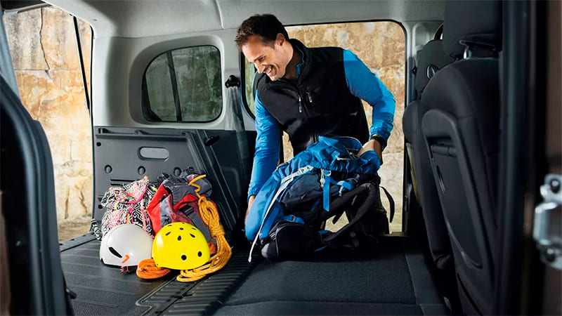 Véhicule Renault Kangoo idéal pour les week-ends dans le garage DV Automobiles en Vendée
