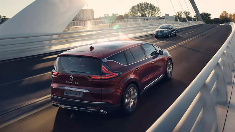Véhicule Renault Nouvel Espace familial dans le garage DV Automobiles en Vendée