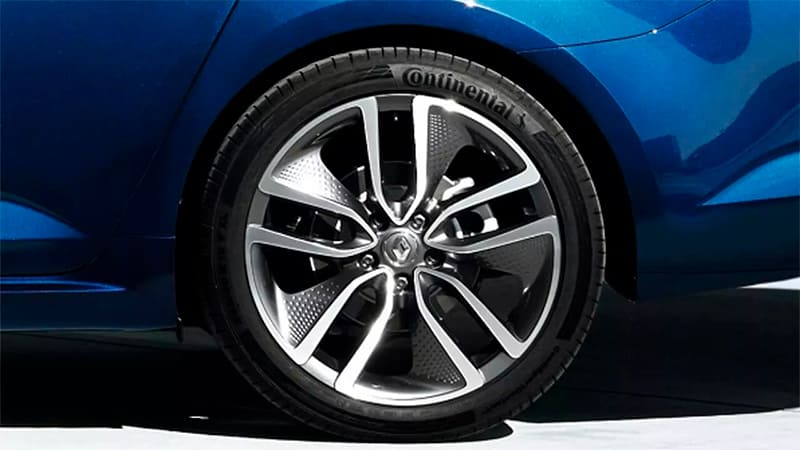 Véhicule Renault Talisman Estate au design affirmé dans le garage DV Automobiles en Vendée