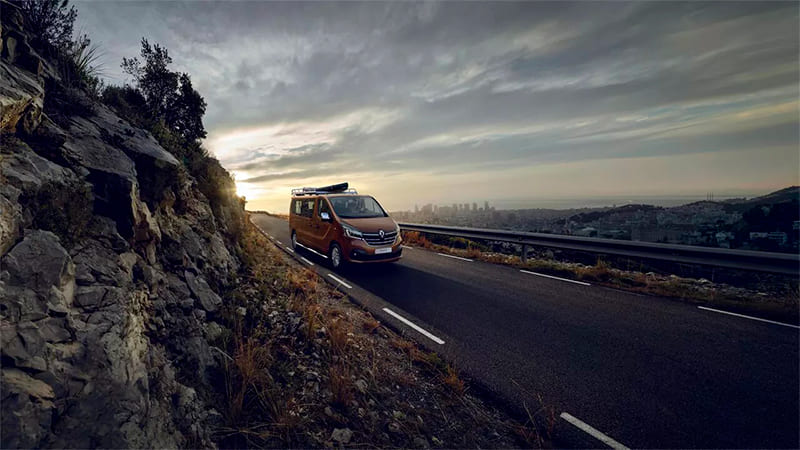 Véhicule Renault Trafic Combi disponible dans le garage DV Automobiles en Vendée proche Clisson